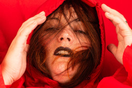 Frau in Rot und Kapuze 