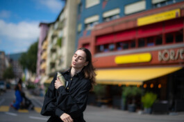 Fashion-/Mode-Fotografie St. Gallen - Christian Sanwald - Frau vor bunten Häuserfassaden 