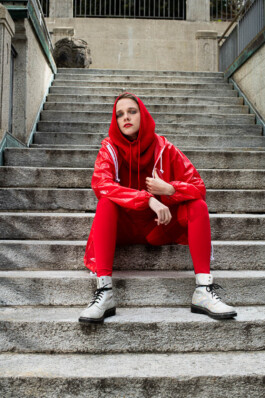 Fashion-/Mode-Fotografie St. Gallen - Christian Sanwald - Frau in Rot auf Treppe 