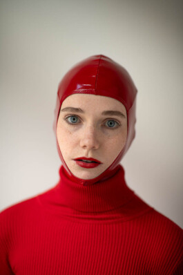 Konzeptionelle Portraitfotografie St. Gallen - Christian Sanwald - Portrait einer Frau in Rot mit Hood 