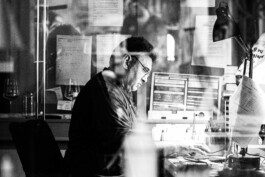 Klassische Portraitfotografie St. Gallen - Christian Sanwald - Portrait eines Arbeiters im Office 