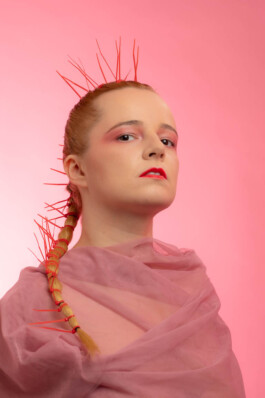 Konzeptionelle Portraitfotografie St. Gallen - Christian Sanwald - Portrait einer Frau in Pink 